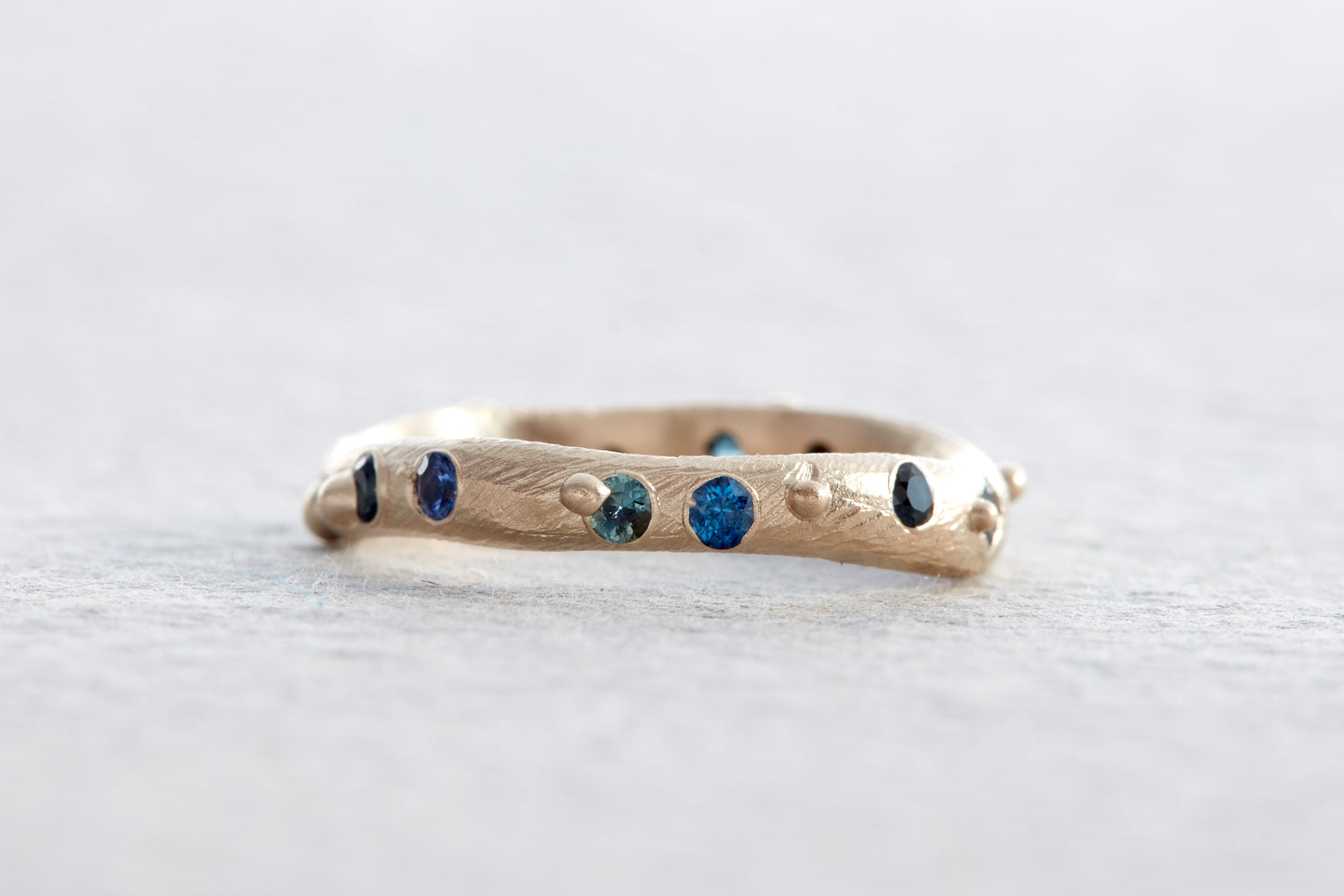 Mind Sky Gold Ring with Sapphires 3mm