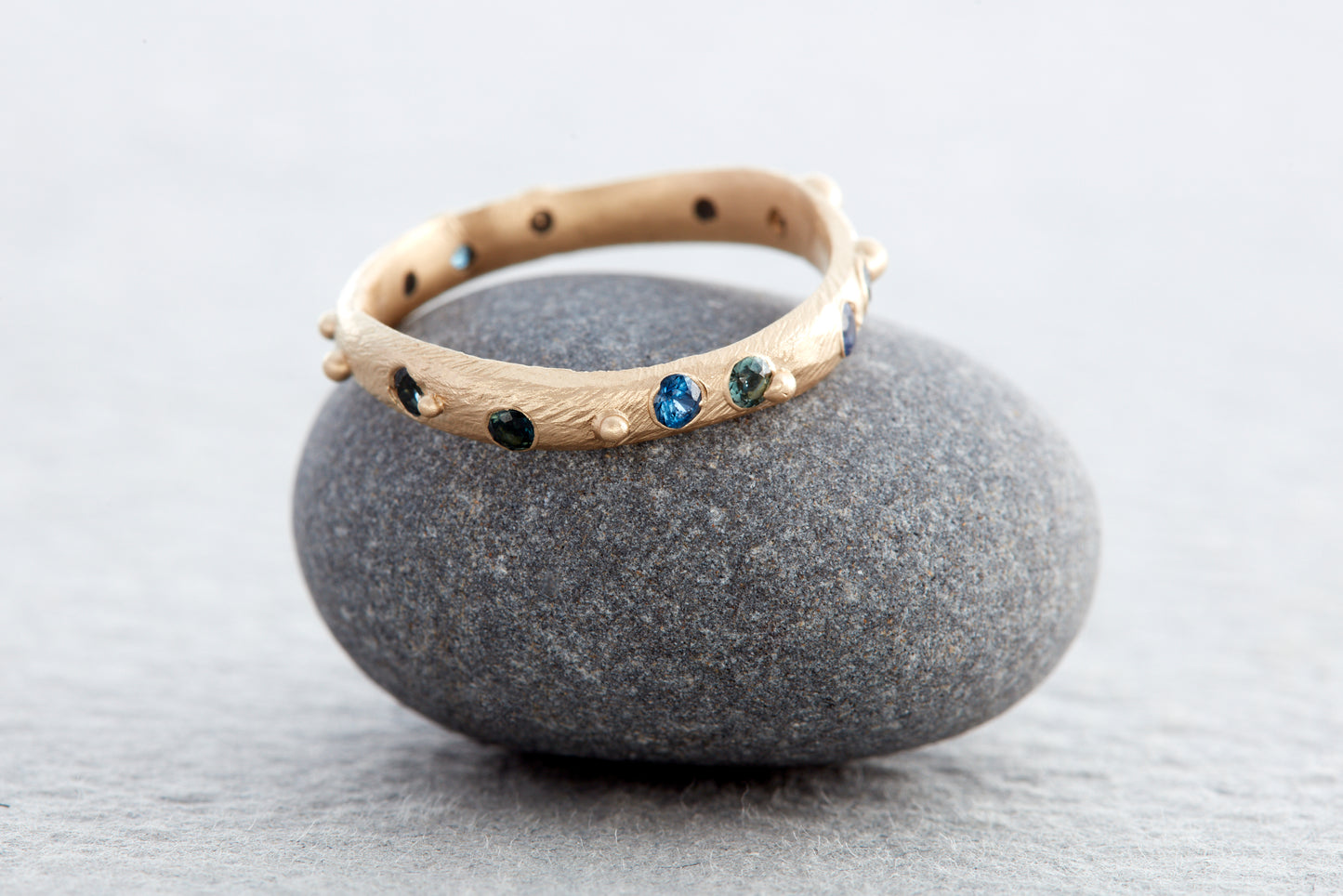 Mind Sky Gold Ring with Sapphires 3mm