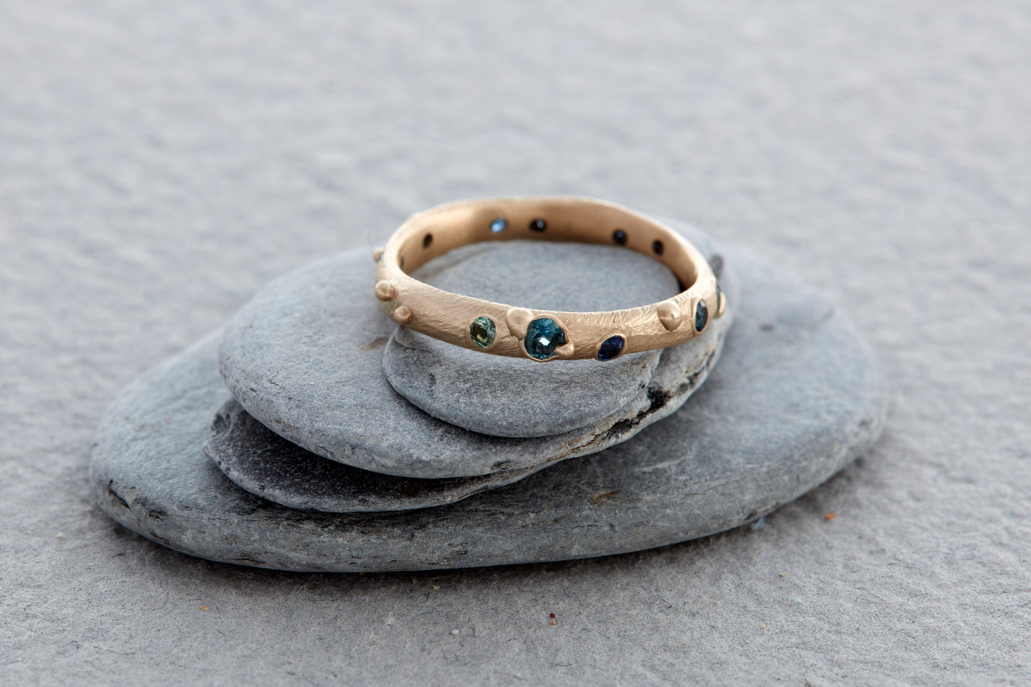 Mind Sky Gold Ring with Sapphires 3mm